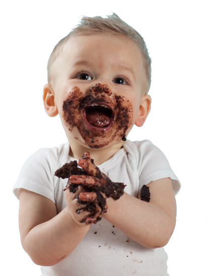 Menino sorridente sujo de bolo de chocolate
